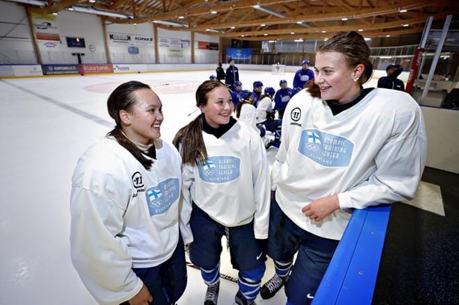 Team Kuortaneen Linnea Melotindos (vas.), Anna Räsänen ja Iina Tohila ovat valmiita alkavaan liigakauteen. KUVAT: TOMI KOSONEN