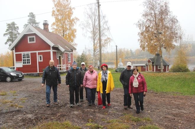 Lammen majan myyntiehdotus tuli täytenä yllätyksenä kaskislaisille Ossi Aholle (vas.), Unto Nisulalle, Mauri Virralle, Anneli Aholle, Tuulikki Iivanaiselle, Ossi Hautalalle ja Eila Pohjanvedelle. KUVA: LOTTA KALLIO