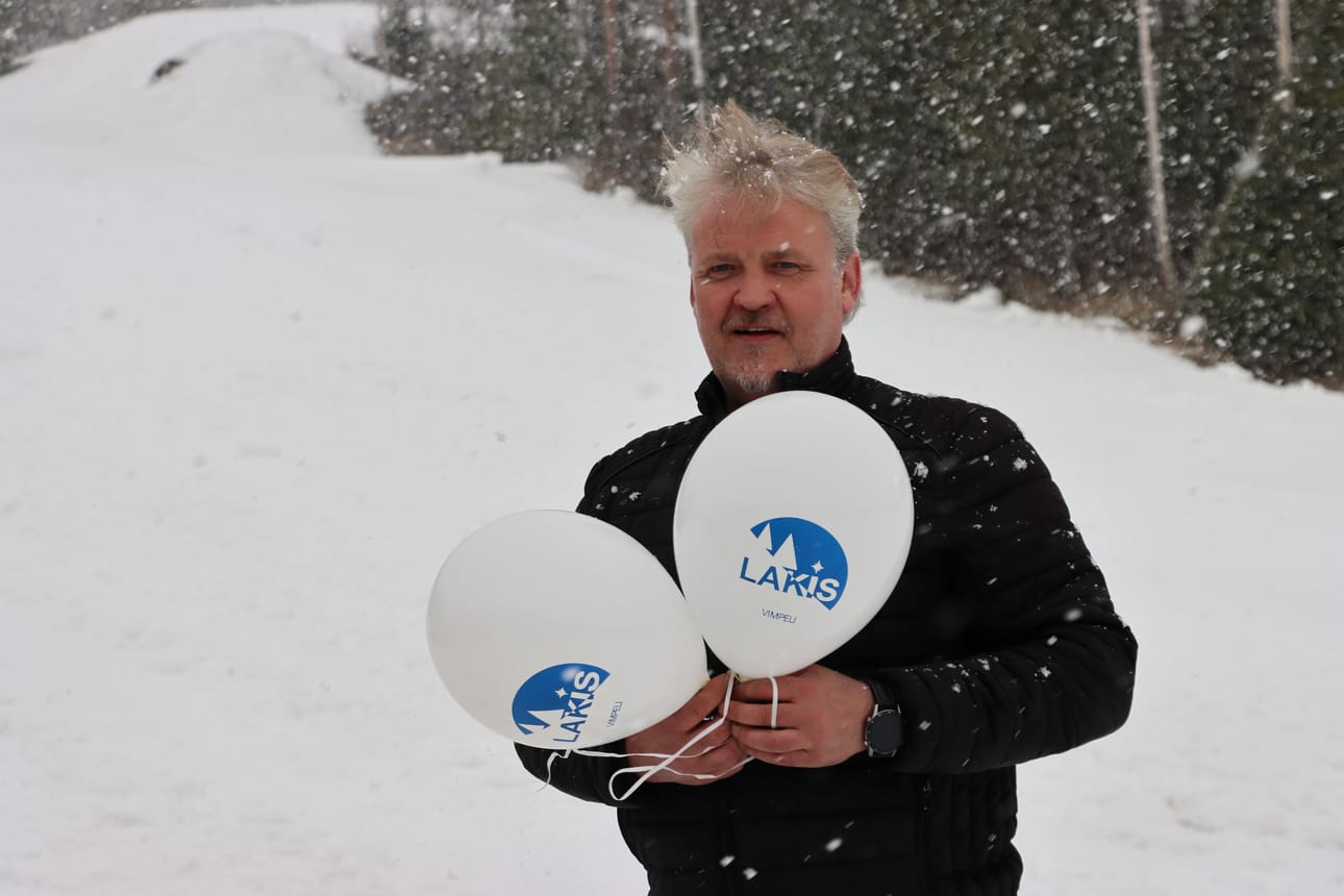 Sopivasti vielä laskettelukauden lopussakin sataa lunta, Jouni Niemelä toteaa.