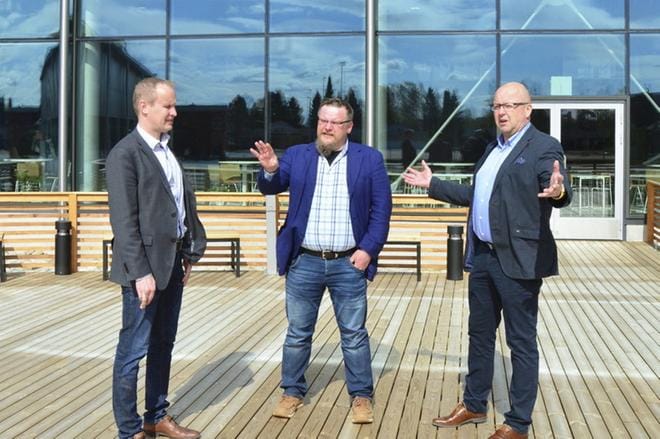 Marko Mäki-Hakola (vas.) asuu Ylöjärvellä, mutta on kotoisin Nurmosta ja kampukselta hän suuntasi kurikkalaiseen mummolaansa. Lauri Hyttinen (kesk.) puolestaan on jalasjärvisiä, joten Reijo Hämäläisen ei tarvinnut pitää karttasulkeisia. KUVA: MARJUT HAAPANEN