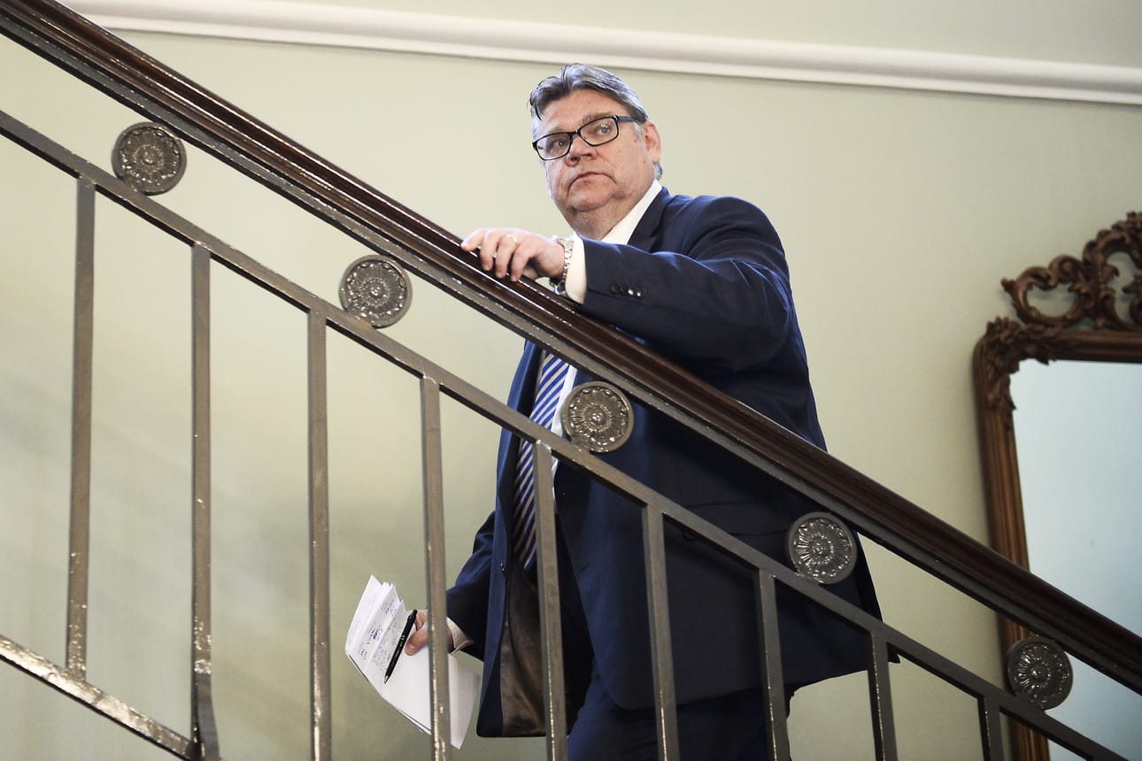 Perussuomalaisten Timo Soini ei ottanut lauantaina kantaa kysymykseen siitä, onko Riikka Slunga-Poutsalon ja perussuomalaisten sopivaa kutsua turvapaikanhakijoita ”elintasosurffareiksi”.
