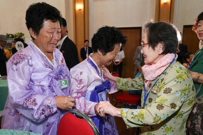 Pohjois-Koreassa asuvat siskokset Kim Kyung-sil, 72 ja Kim Kyung-young, 71, saivat tavata eteläkorealaisen äitinsä Han Shin-jan maanantaina vuosikymmenten eron jälkeen. KUVA: O JONGCHAN/EPA