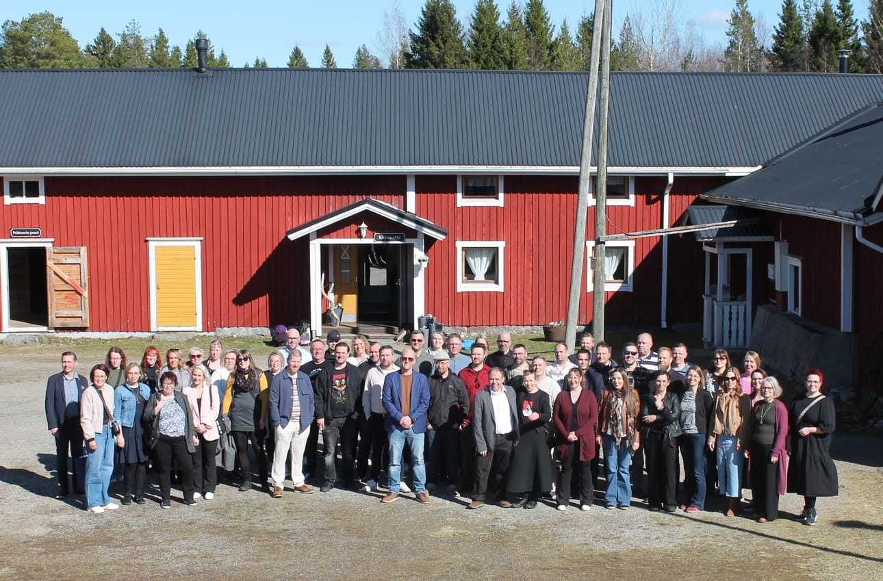 Vuonna 1995 peruskoulunsa päättäneiden kokoontumiseen osallistui Pitkällä Tuvalla viime lauantaina näin komea joukko.