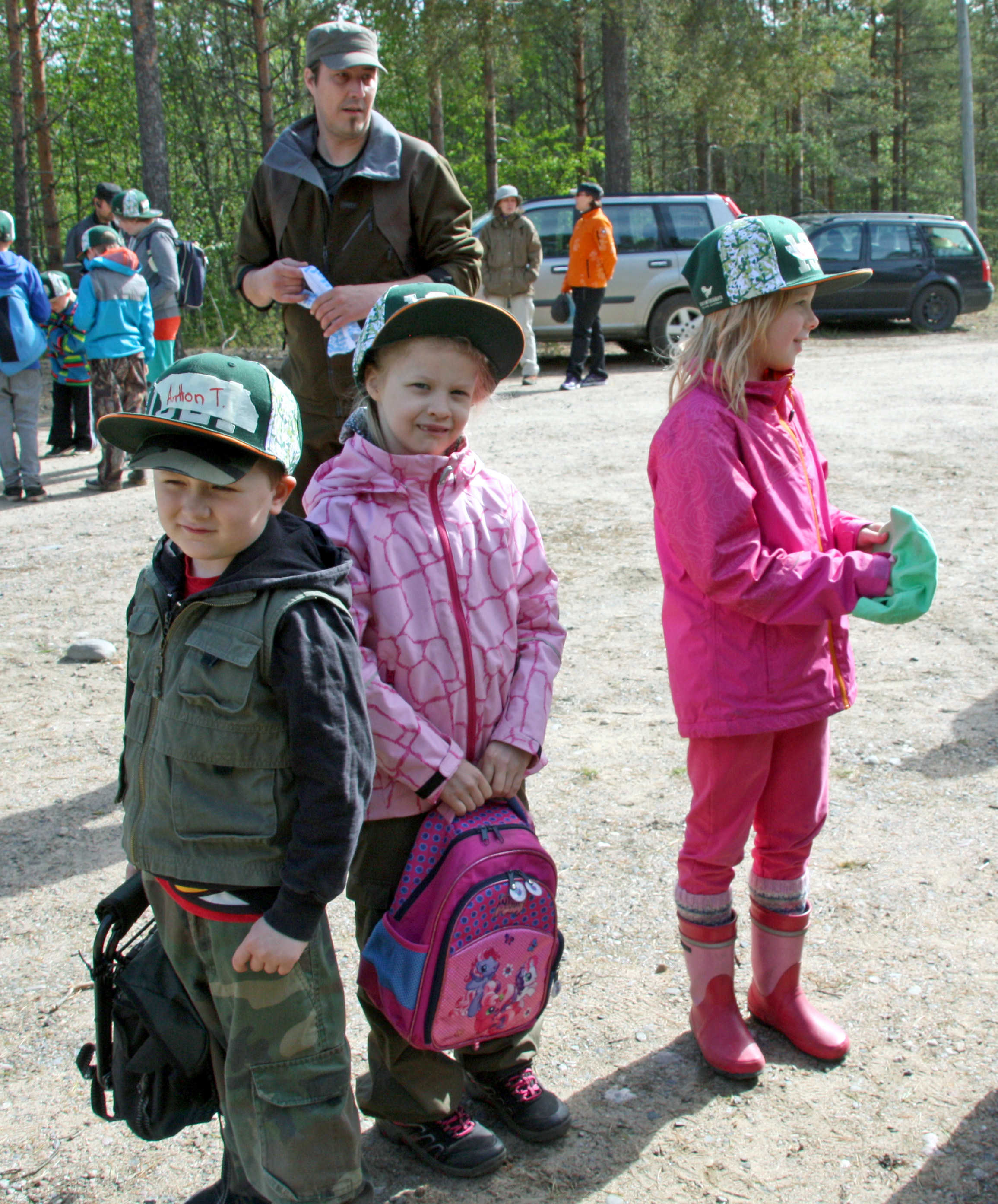 Päivän alkajaisiksi lapsille jaettiin omat leirilippikset. Lippiksien näkyminen katukuvassa kertonee myös onnistuneesta leiristä.