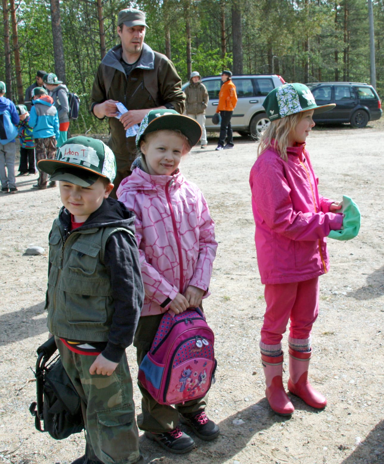 Päivän alkajaisiksi lapsille jaettiin omat leirilippikset. Lippiksien näkyminen katukuvassa kertonee myös onnistuneesta leiristä.