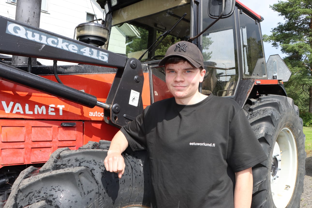 Eetu Wörlund on investoinut traktoriin reilu vuosi sitten. Valmet 705 on ollut iso apu pihatöitä tehdessä.