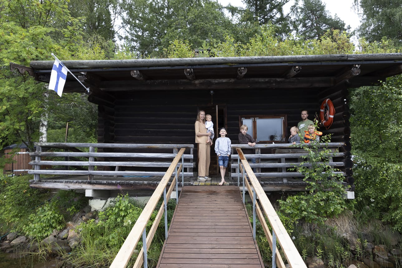 Emma ja Jere Pikkuahon perhe sai samassa paketissa kodin ja mökin. Rantasauna kruunaa kokonaisuuden.