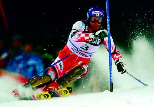 Kepinkiertäjä. Kroatian Ivica Kostelic tietää, miten pujottelurinne tullaan vauhdilla alas.