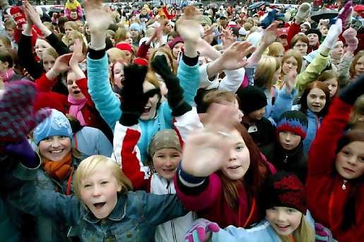 Tulevaisuuden koulu oli esillä Oulun suurjuhlilla. Kuva pesäpallostadionin konsertista.