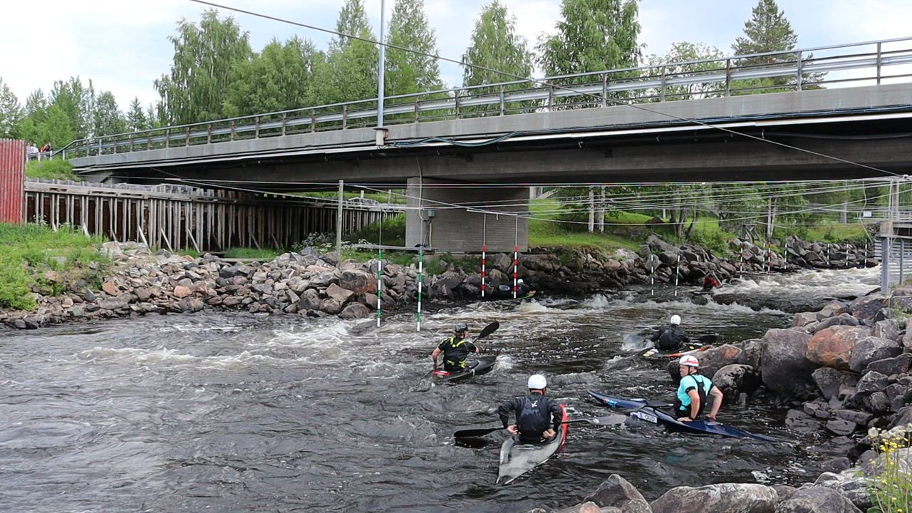 Näin koskipujottelukisaan viikonloppuna osallistuvat harjoittelivat maanantaina Taivalkosken melontakeskuksella.