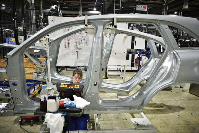 Uudenkaupungin Valmet Automotiven työntekijä Piritta Kiviniemi mittaa pistehitsauksen laatua. Vakka-Suomen seutukunta on kiky-listauksessa sijalla 31. ja parantanee jatkuvasti asemiaan. Kuva: Ari-Matti Ruuska