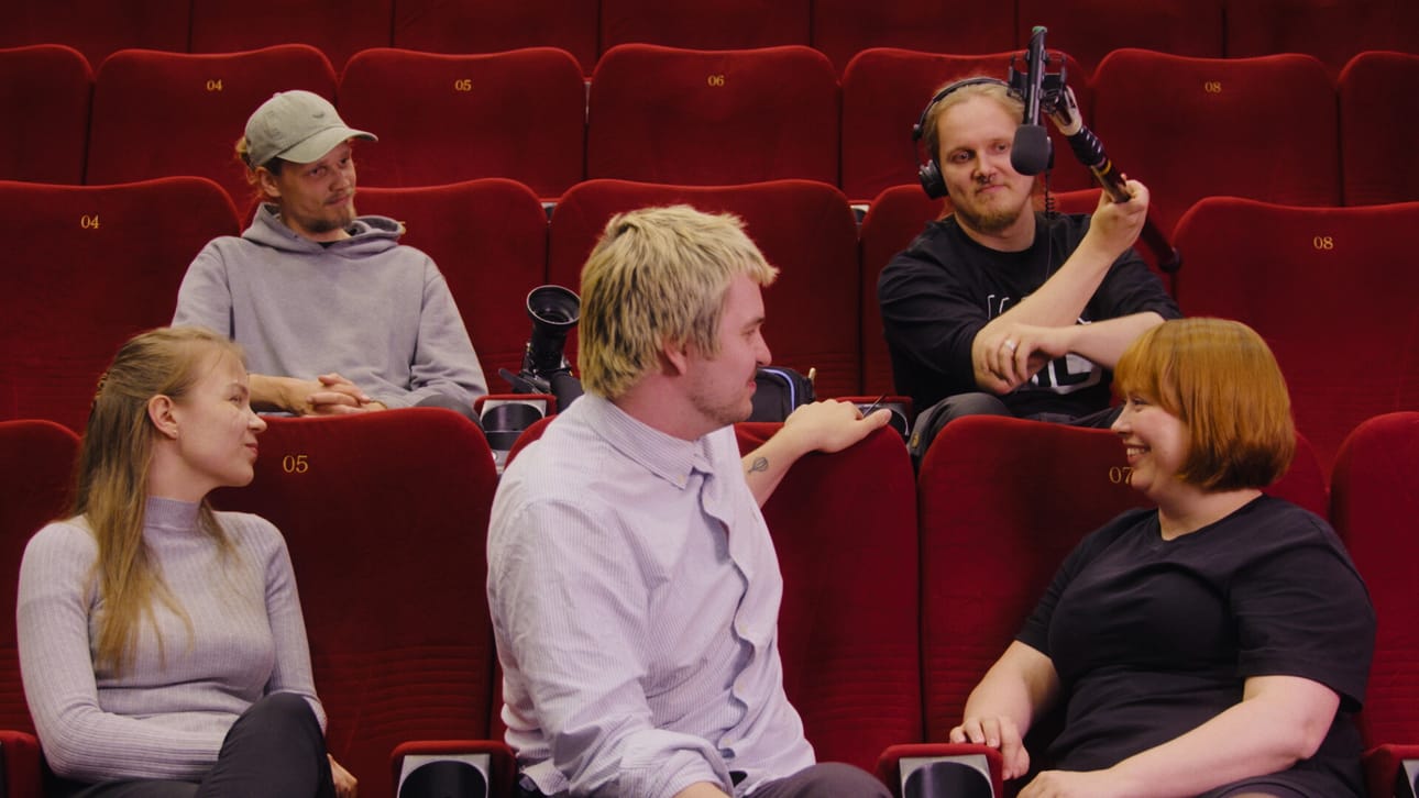 Jokaisen Näkyville-jakson lopussa dokumenttityöryhmä purkaa ajatuksiaan yhteisön prosessista. Ohjaaja Reeta Annala haastattelee tuottaja Sakri Arkimiestä, leikkaaja Saara Välimäkeä, kuvaaja Arttu Liimattaa ja äänittäjä Juhana Vihervaaraa.