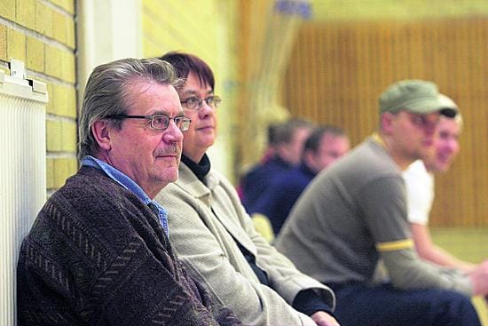 Kiiminkiläiset Tuula ja Seppo Hursti ovat katsomossa vakiokasvoja.