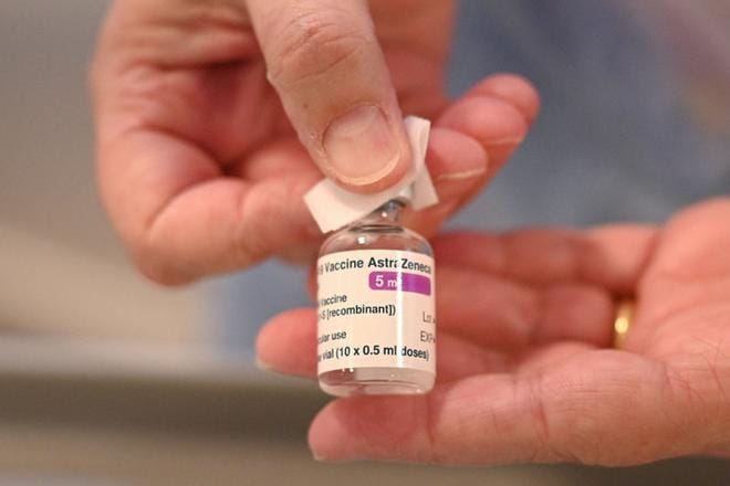 Rokotetutkimuskeskuksen johtaja puolustaa AstraZenecan odotettua rokotetta, vaikka sen teho jäisi edeltäjistään. KUVA: LEHTIKUVA / OLI SCARFF