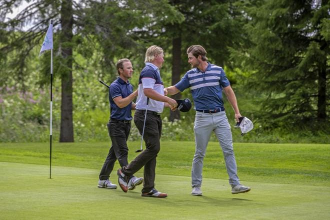 Viime kesänä Alex Hietala (kesk.), Rasmus Karlsson (vas.) ja Lauri Ruuska veivät mitalisijat Ruuhikoskella golfin lyöntipelin SM-kisassa. Viikonloppuna Hietala voitti Lappajärvellä. Arkistokuva: Elena Mikkilä