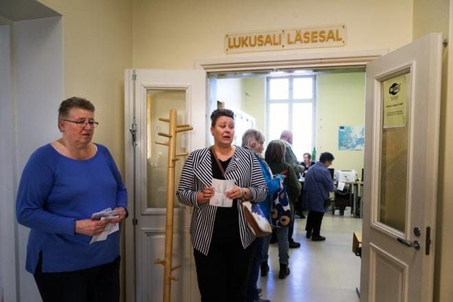 Palosaaren kirjastossa kävi väkeä tasaisena virtana ennakkoäänestyksen ensimmäisenä päivänä. Anne-Maria Fahler ja tytär Rose-Maria Fahler tunnustavat kilvan haukkuneensa ehdokkaita. KUVAT: JARNO PELLINEN