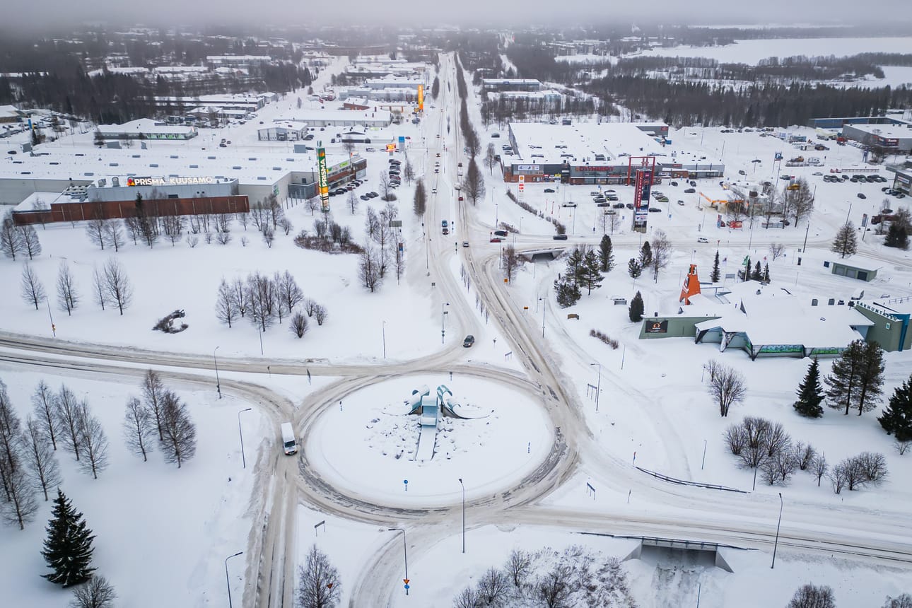 Uutta päivittäistavarakaupan yksikköä kaavaillaan Kuusamoon. Sen paikka olisi noin puoli kilometriä Prismasta (vasemmalla) ja Citymarketista (oikealla sen kohdalla Ouluntaipaleen toisella puolella) ydinkeskustan (taustalla) suuntaan. Etualalla on Torangin liikenneympyrä.