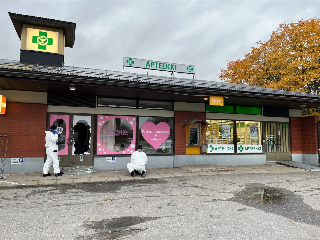 Poliisi tutki räjäytyspaikan, mutta tutkimusten tulokset eivät ole johdattaneet tekijöiden jäljille.