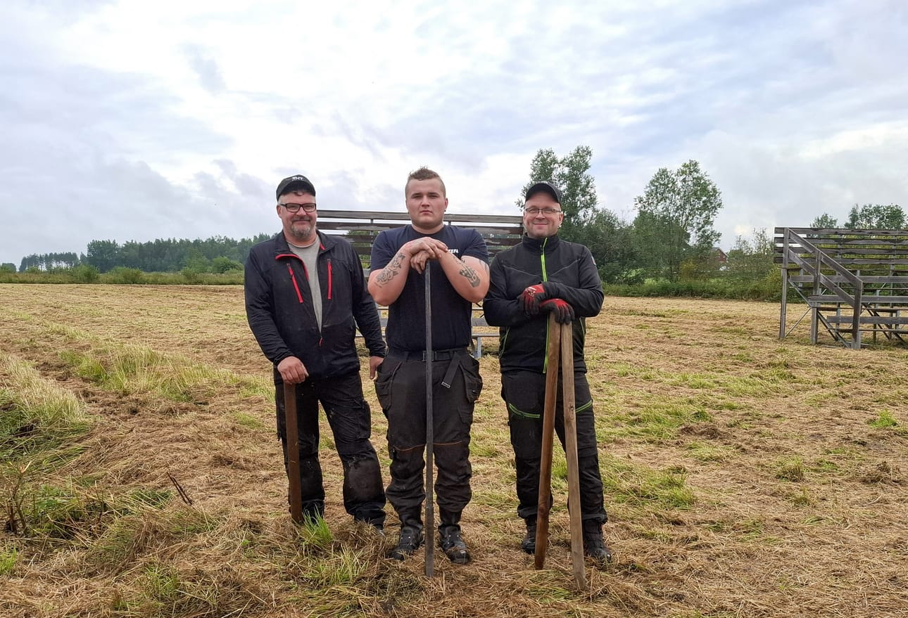 Hannu Honkola, Roope Lindahl ja Mika Hautaniemi kävivät pellolla tekemässä vetokisan katsojille turva-aluetta.