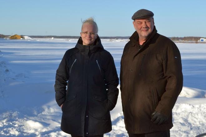 Vuoden 2020 herättäjäjuhlien valmistelu on alkanut, kiinnostuneita toivotaan työhön mukaan, kertovat Petra Kero ja Simo Aaramaa. Takana näkyy juhlien pitopaikka, entisen lentosotakoulun alue. KUVA: HARRI MÖLSÄ