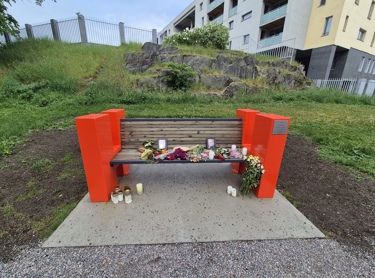 Penkin istumaosaa reunustavat suuret punaiset H-kirjaimet. Kyrillisissä aakkosissa kyseinen kirjain tarkoittaa kirjainta N.