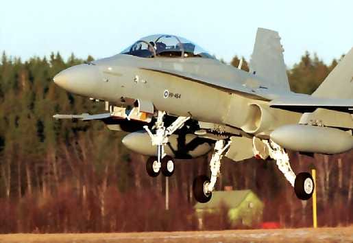 Puolustusvoimien Hornet aiheutti onnettomuusvaaran Oulunsalon lentoasemalla.
