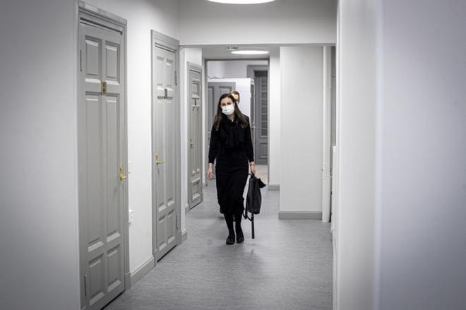 Pääministeri Sanna Marin kuvattuna hallintotalolla Vaasassa maanantaina. KUVA: PAULA KASKIMAA