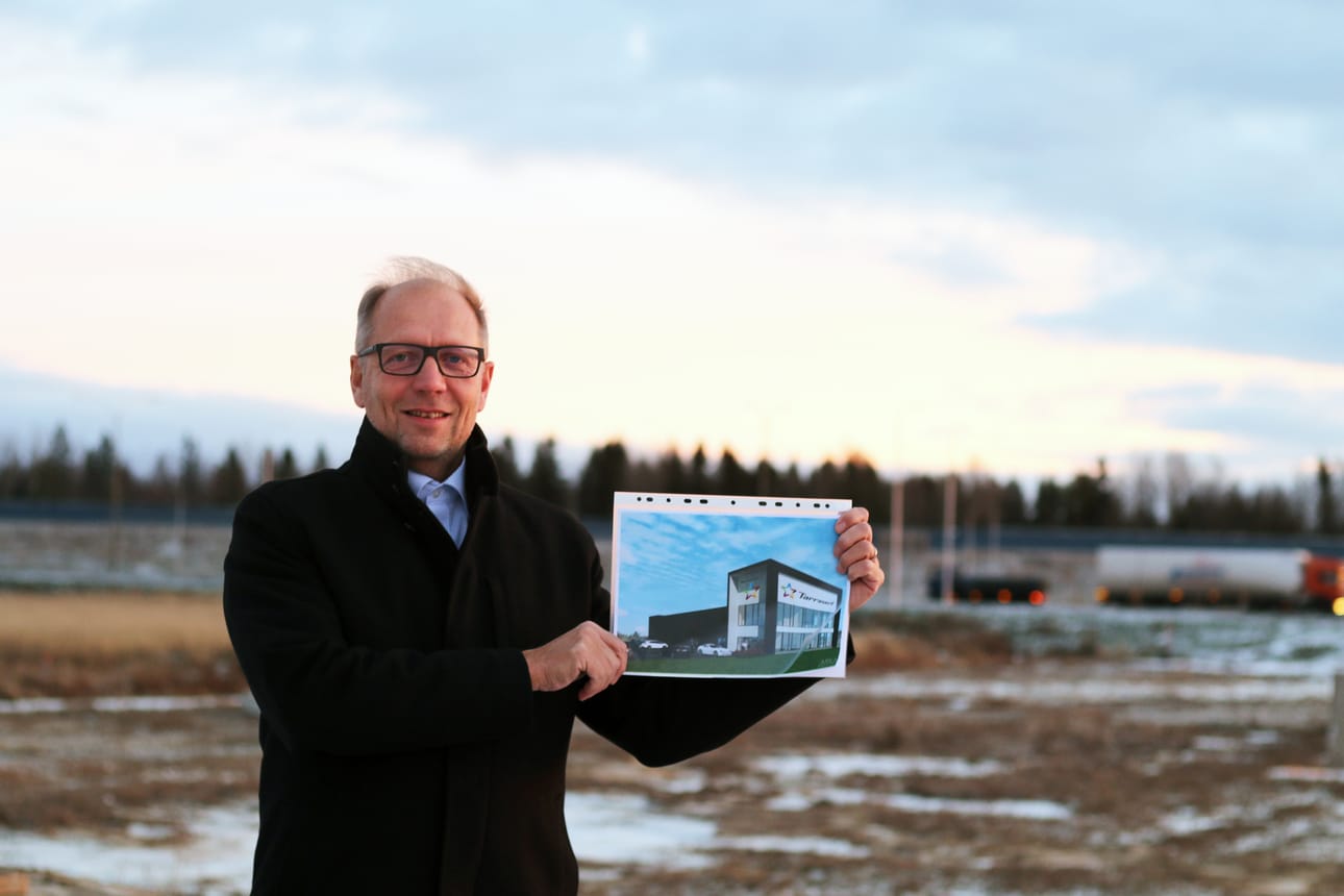 Arto Tahkola on mielissään uudesta, tulevasta toimitalosta. Näkyvyys on hyvä moottoritien varrella. Investointi on Tarraserif Oy:lle iso, mutta tarpeellinen. Nykyiset Oulussa sijaitsevat tilat käyvät pieniksi.