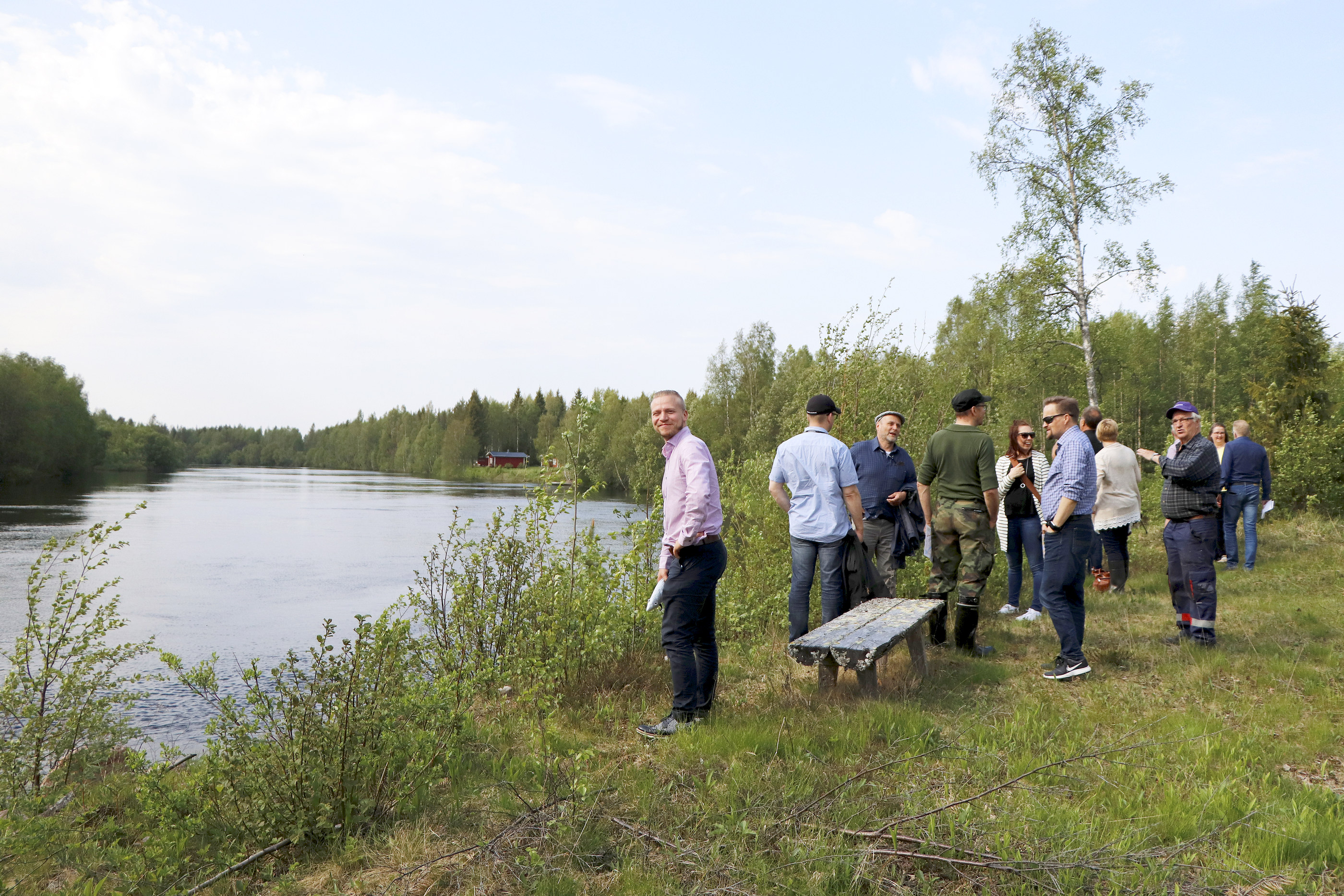 <p>Iijoen neuvottelukunta kävi tarkastelemassa Livojoen putaita, jotka ovat umpeutumassa. Hankkeistamalla voitaisiin jotain asian hyväksi tehdä, arveli neuvottelukunnan kehittämiskoordinaattori Lauri Rantala (vas.).</p>