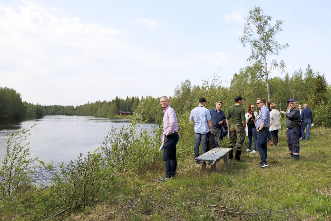 Iijoen neuvottelukunta kävi tarkastelemassa Livojoen putaita, jotka ovat umpeutumassa. Hankkeistamalla voitaisiin jotain asian hyväksi tehdä, arveli neuvottelukunnan kehittämiskoordinaattori Lauri Rantala (vas.).