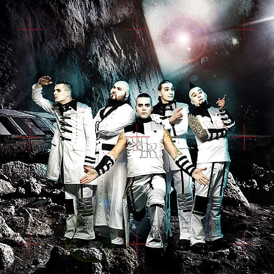 Ruoska kaikessa komeudessaan. Patrik Mennander (laulu), Kai Ahvenrata (kitara), Anssi Auvinen (kitara), Mika Kamppi (basso) ja Sami Karppinen (rummut).