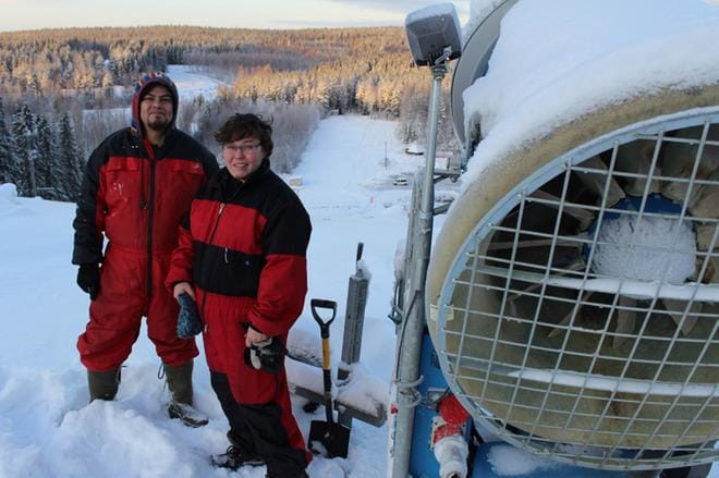 Vuorenmaan lumitykkejä virittelivät lauantaina toimintaan rinnevastaava Outi Iivarinen sekä tilapäisenä apumiehenä paikalla ollut kolumbialainen Juan David Benavides. KUVA: REIJO HEIKKILÄ