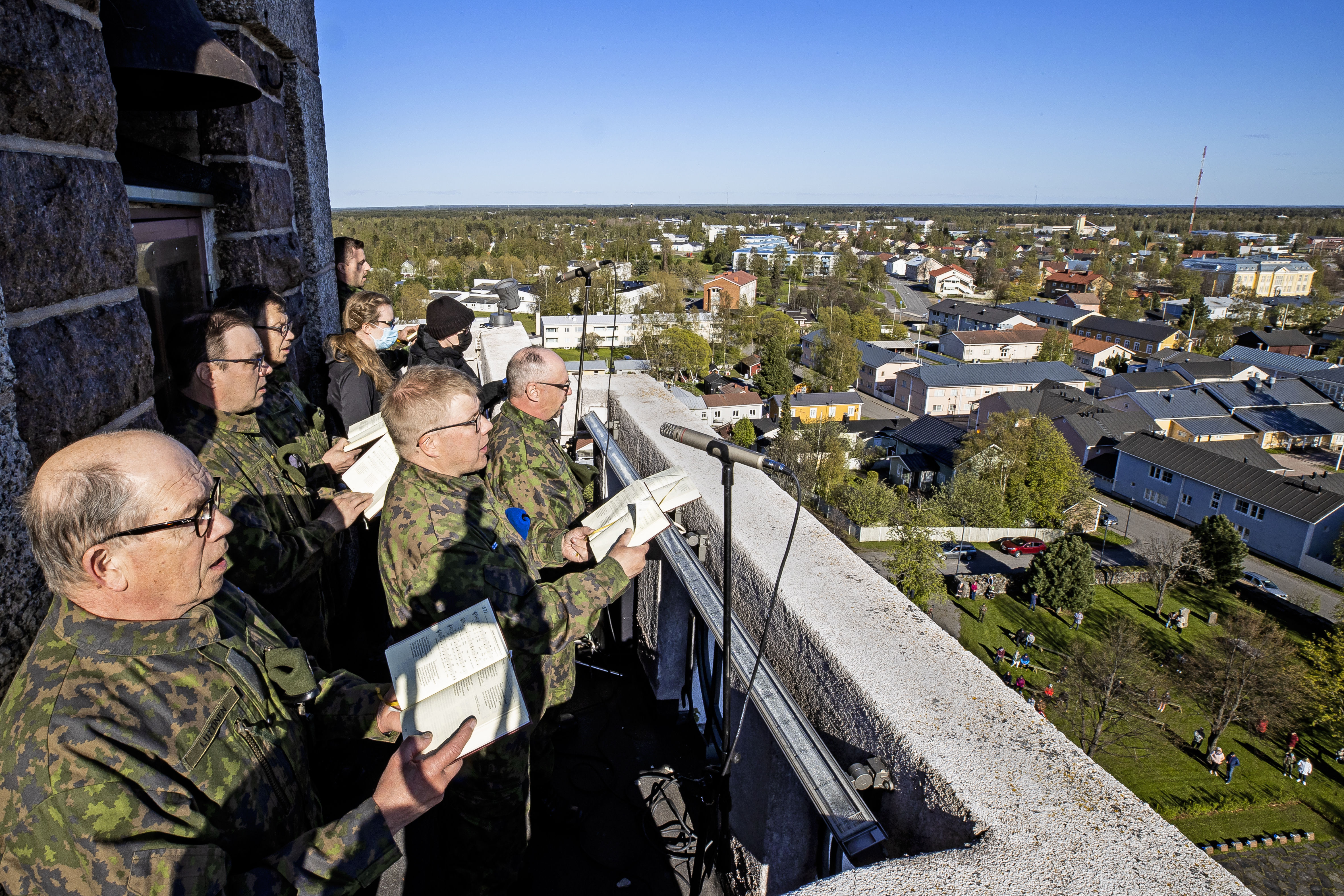 Kesä avattiin Raahen kirkosta – Katso kuinka Suvivirsi kajahtaa kirkon tornista