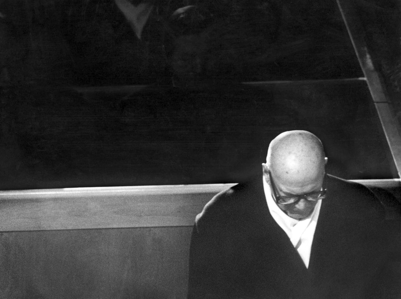 Presidentti Urho Kekkonen puolisonsa Sylvi Kekkosen hautajaisissa 9. joulukuuta 1974. Kuva on valittu Vuoden lehtikuvaksi 1974 otsikolla ”Yksin”.