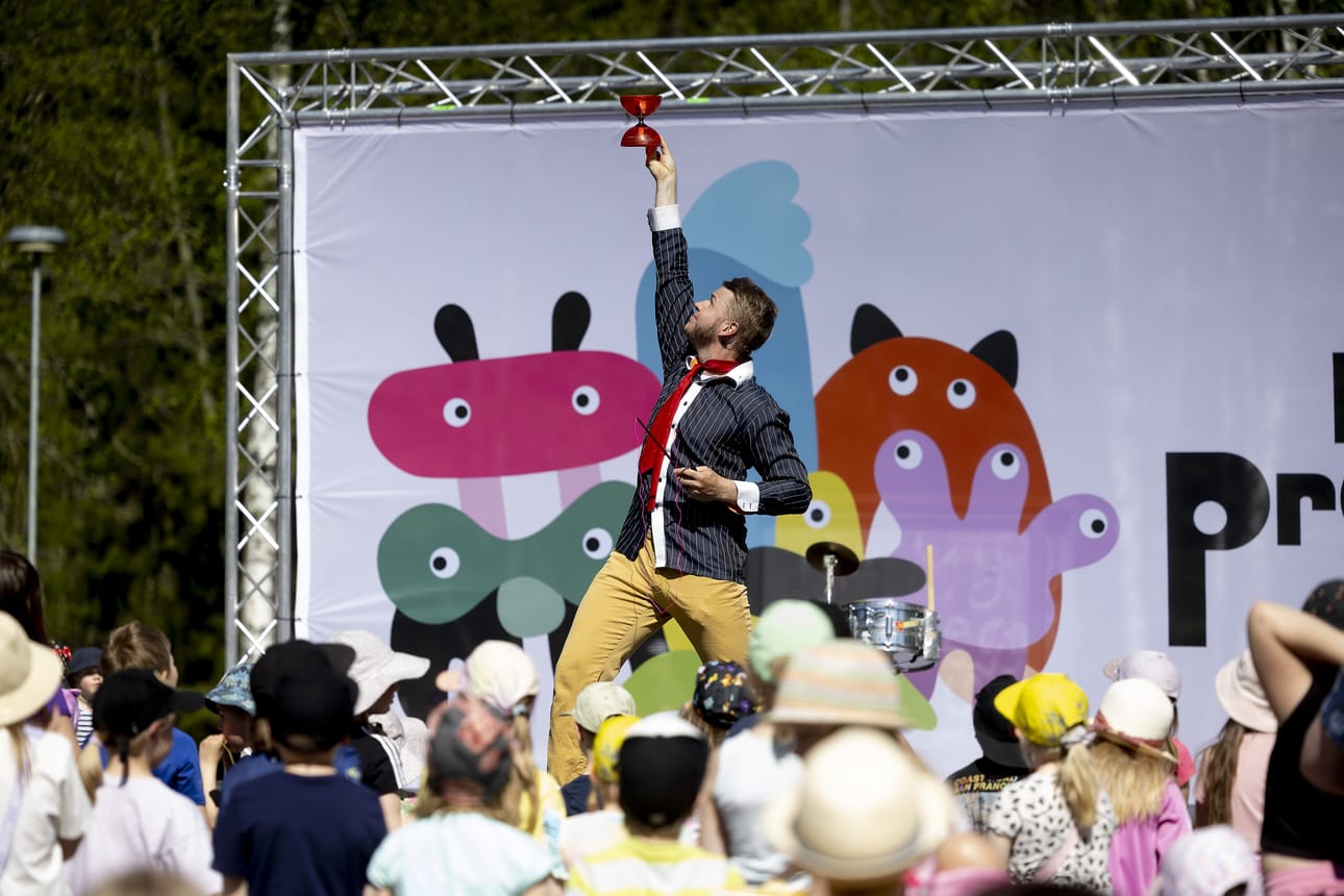 Kai Kuutamo Show keräsi Törnävänsaaren ulkolavan edustalle pikkukatsojia ihmettelemään muun muassa jongleerausta.