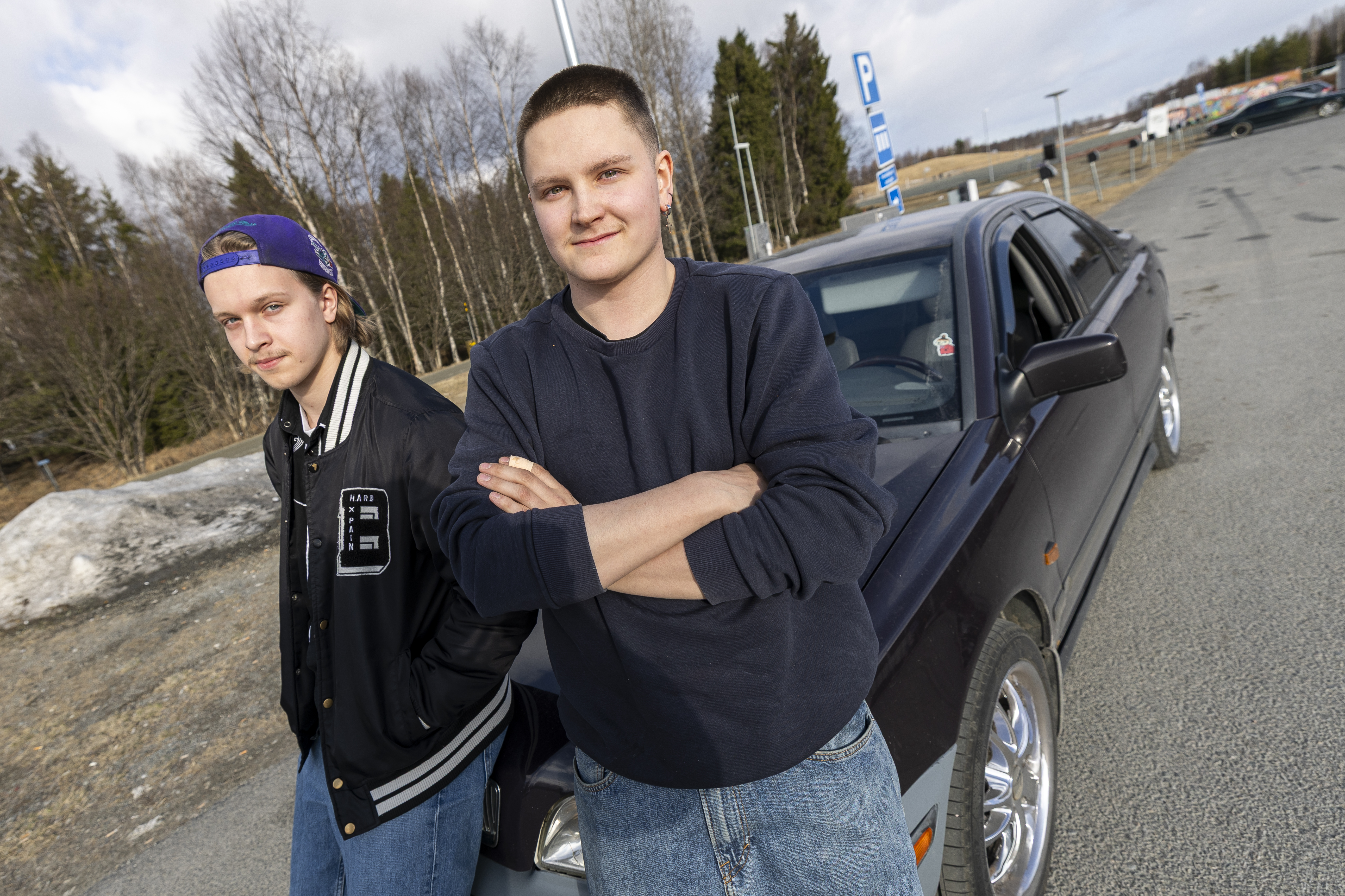 Liikuntahallin parkkipaikka on Kuusamon kylärallin keskus – "Tullaan tähän hallille istumaan ja käydään ajamassa ympyrää"