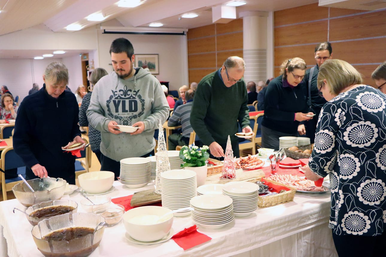 Kaiken kansan joulupuurolla tarjolla oli joulupuuroa kiisselin kera, leipää päällisineen sekä jälkiruuaksi torttukahvit.