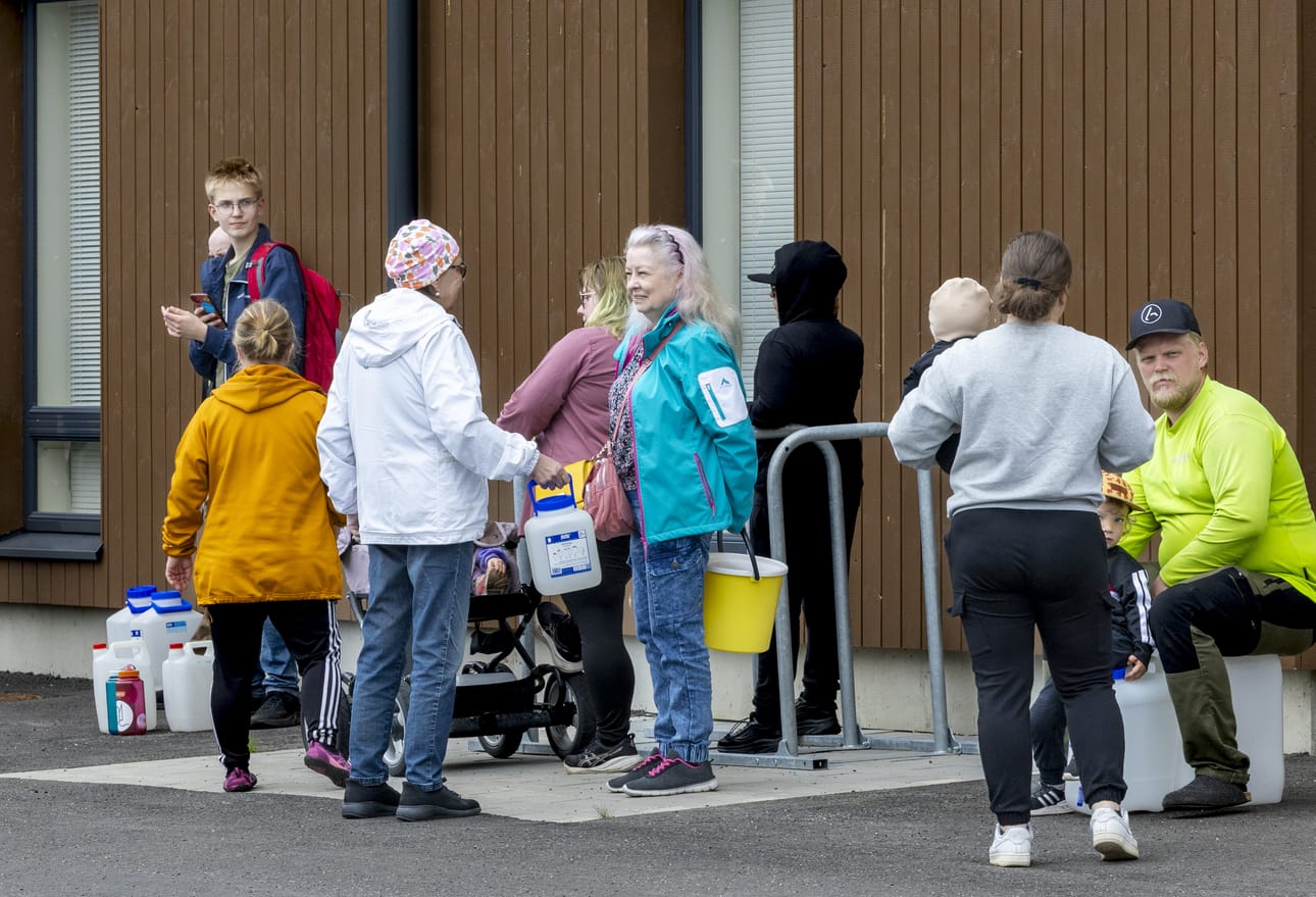 Tyrnävällä varavettä voi hakea Tyrnävän Vesihuolto Oy:n toimiston piha-alueelta ainakin vielä tänään tiistaina. Jos vettä ei pääse hakemaan, voi ottaa yhteyttä SPR:n numeroon.