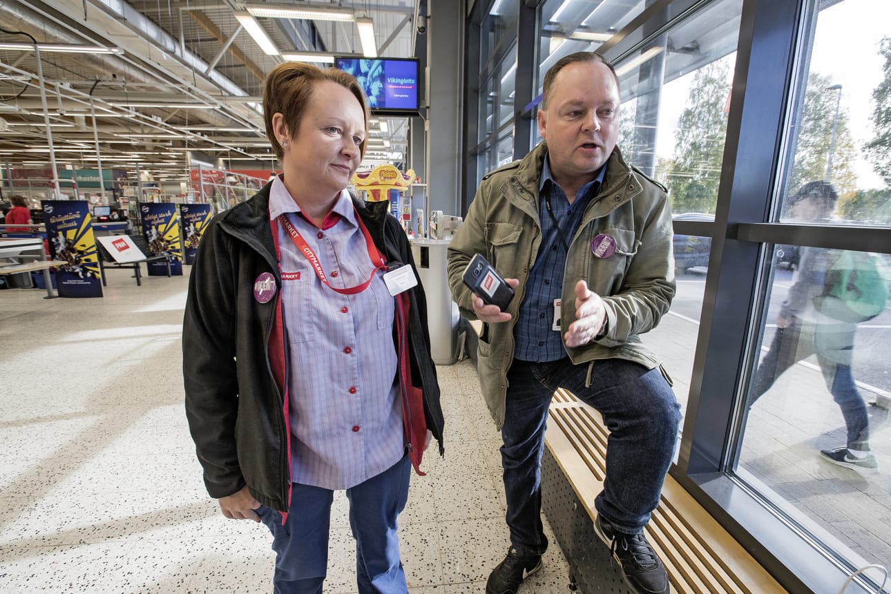 Kaavaltu lakiesitys herättää paljon tunteita. Kuvassa Mari Ikonen ja Risto Kalliorinne.