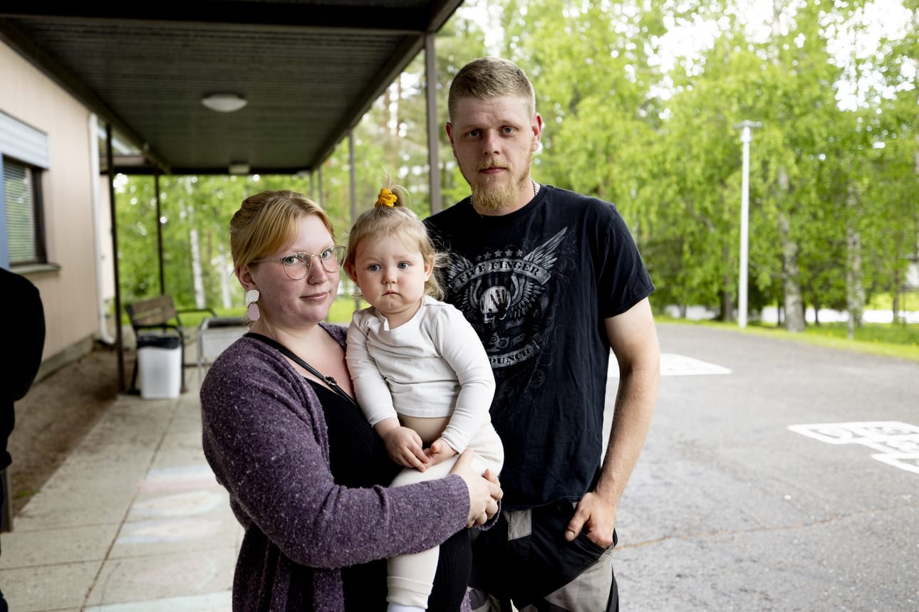 Enni ja Jussi Fors lähtivät kuuntelemaan, mikä on kohta kaksivuotiaan Hilman lähikoulun kohtalo. Jussi Fors kokee, että Kurikan kanta on lopettaa kyläkoulut, mutta naapurissa Ilmajoella ne pysyvät pystyssä.