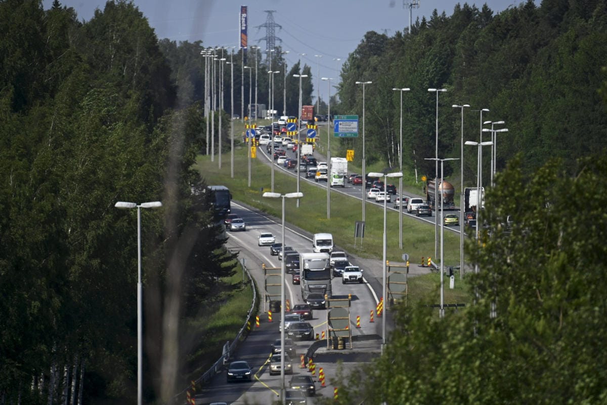 Juhannuksen menoliikenteen ruuhkahuippu on saavutettu, arvioitiin Fintrafficin tieliikennekeskuksesta viiden jälkeen illalla. LEHTIKUVA / Antti Aimo-Koivisto