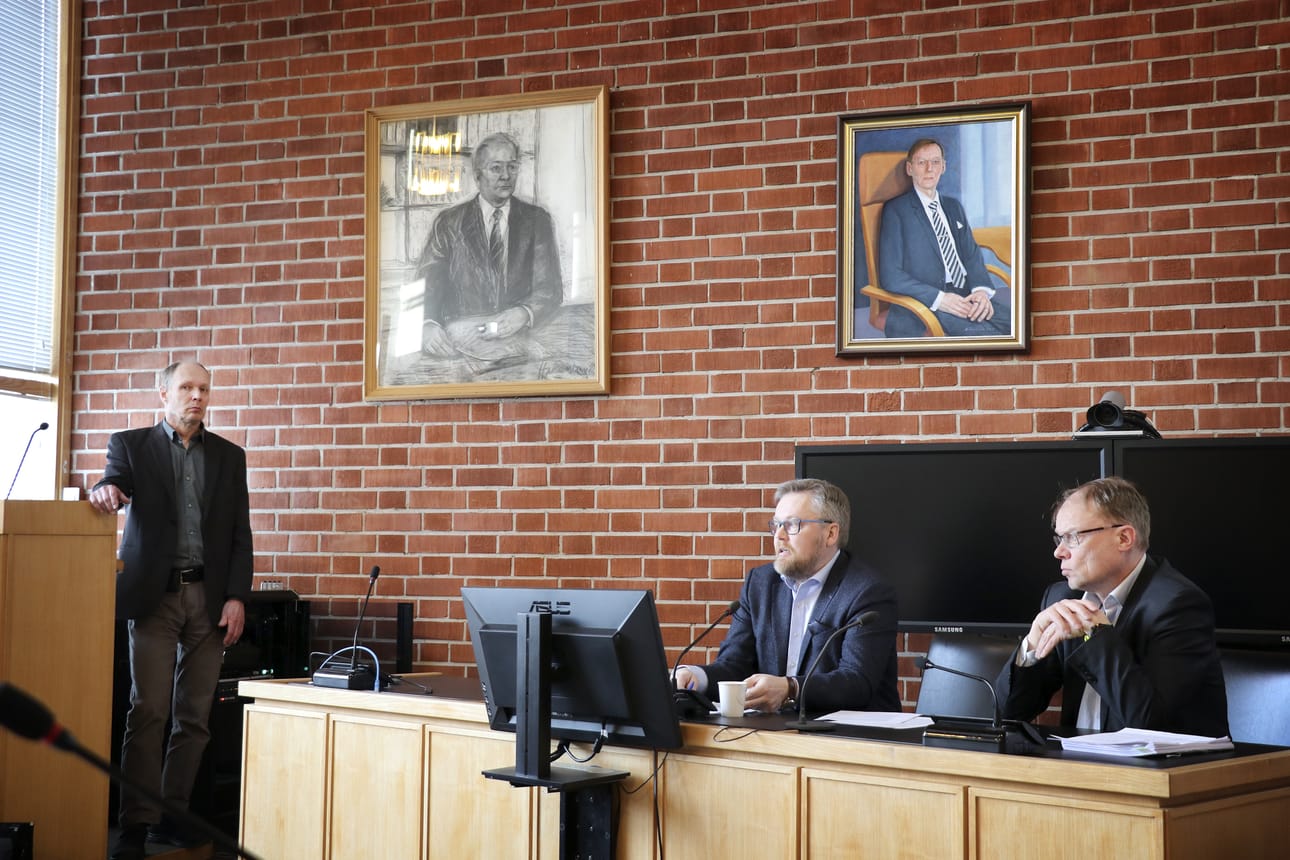 Alajärven tilinpäätöksestä kertoivat talousjohtaja Tapani Kotanen, valtuuston puheenjohtaja Antti Joensuu ja kaupunginjohtaja Vesa Koivunen. Taustajoukkona maalauksissa olivat kunnanjohtaja Jaakko Heinilä ja kaupunginjohtaja Kalevi Moisio.