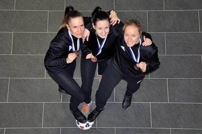 Maarit Vitikka, Tiialeena Hakala ja Tiina Takala ehtivät juhlia futsalin SM-pronssia yhtenä viikonloppuna ennen kuin suuntasivat maajoukkueleirille. Kuva: Jaakko Jokela