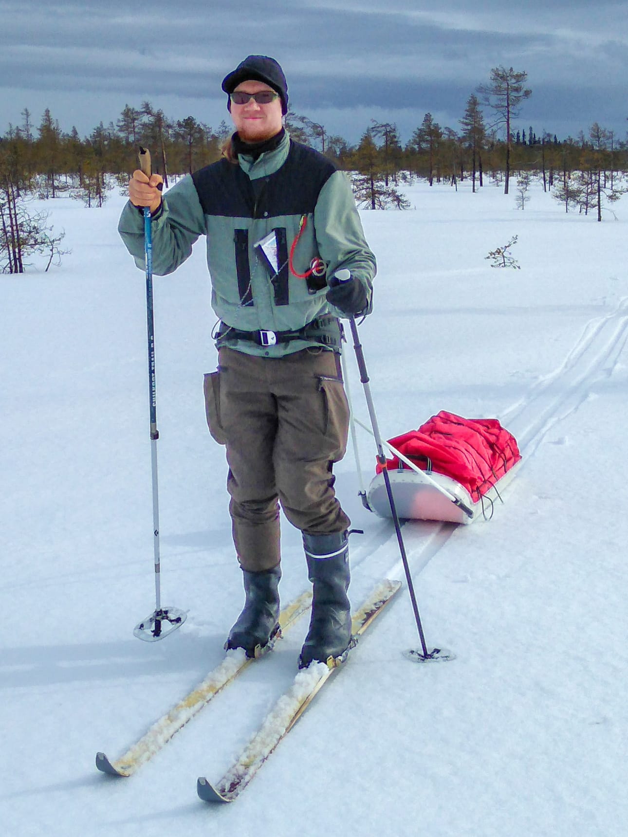 Martimoaavan hiihtoretkellä kaikki varusteet aurinkolaseja ja saappaita lukuun ottamatta olivat Laurin itse tekemiä tai tuunaamia. Keväthanget kutsuivat vuonna 2019.