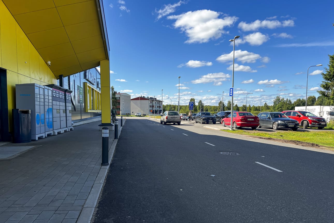 Kaupan seinän vierestä poistetaan kiveystä ja siihen tehdään lisää parkkipaikkoja. Myös osa olemassaolevista parkkipaikoista kääntyy rakennusta kohden poikittain, jotta liikkuminen pihassa saataisiin sujuvammaksi.