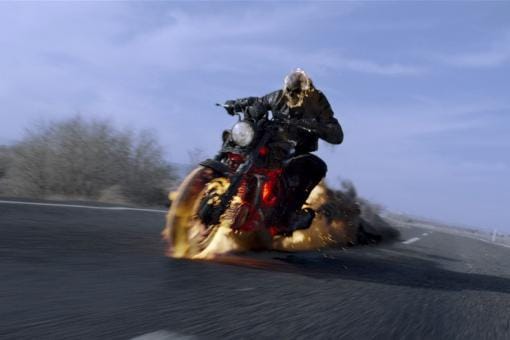 Ghost Rider – Koston henki kertoo stunt-moottoripyöräilijä Johnny Blazesta (Nicolas Cage). KUVA: Nelonen