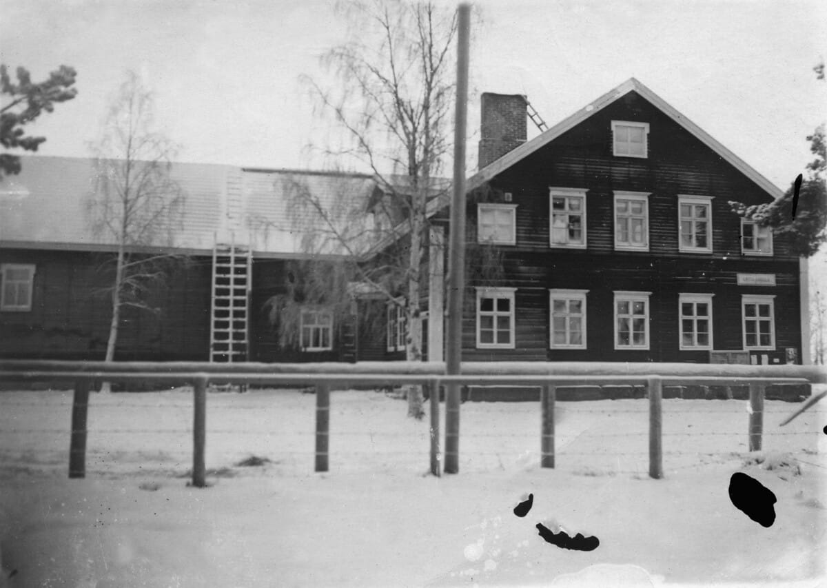 Tyrnävän työväentalolla tapahtuneessa tappelussa puukotettiin kolmea henkilöä 11. marraskuuta 1913. Yksi uhreista sai vakavia vammoja. Tapauksesta kerrottiin aina Helsingin Sanomia myöten.