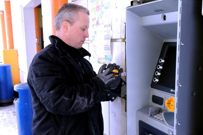 Asentaja Karri Lehto irrotti työparinsa kanssa vanhan automaatin ja korvasi sen monipuolisemmalla.