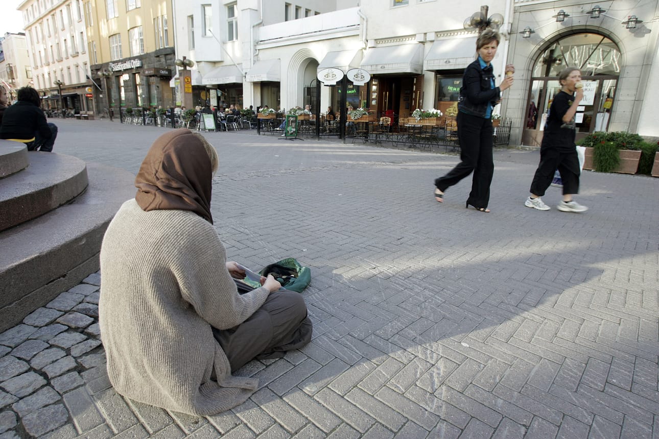 Kalevan toimittaja kokeili vuonna 2008, miltä tuntuu kerjätä rahaa Rotuaarilla.