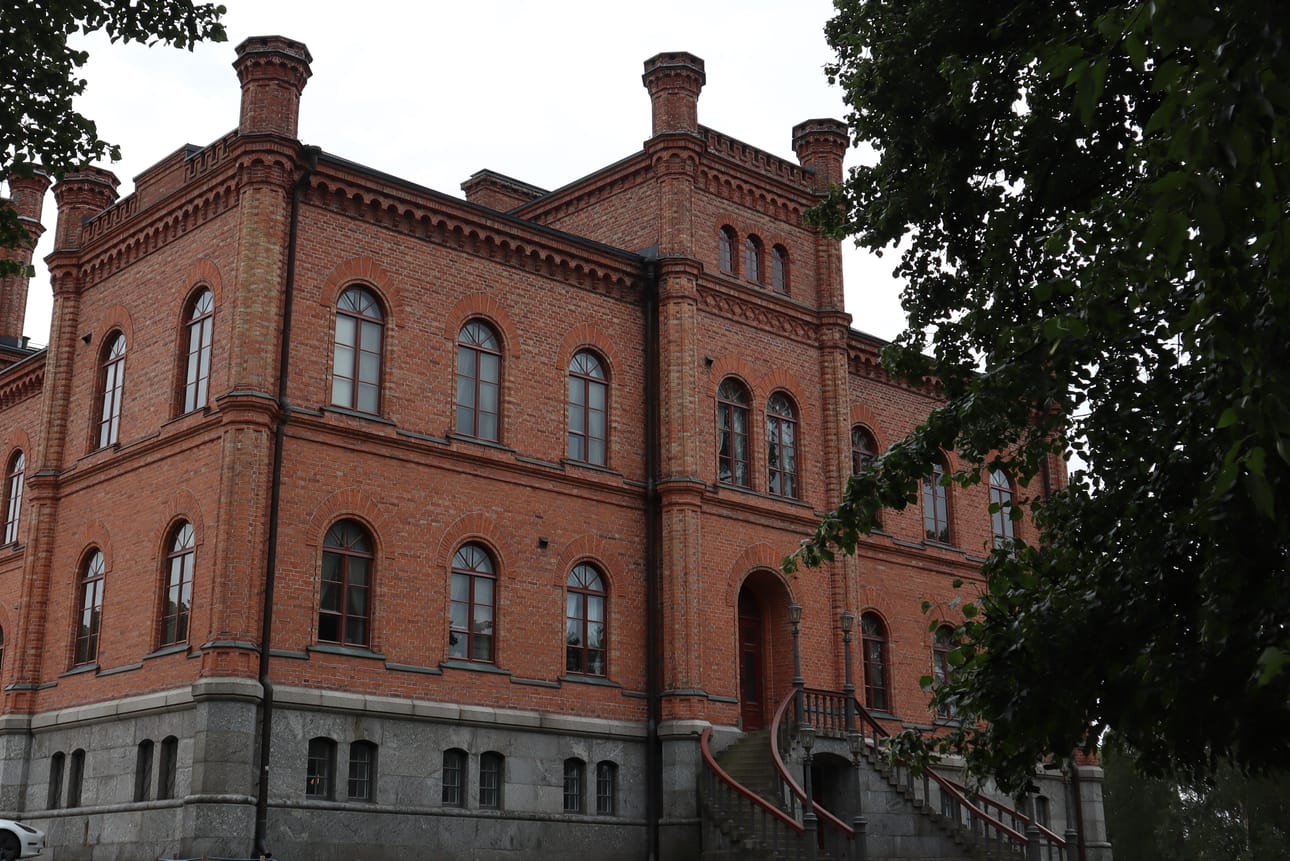 Majesteetillinen Vaasan hovioikeuden talo voitti Vaasan kauneimman talon tittelin lukijakyselyssämme 30 annetulla äänellä. C.A. Setterbergin suunnittelema rakennus on valmistunut samana vuonna kuin Vaasan kirkko, 1862. Lukijat perustelivat rakennuksen kauneutta muun muassa sen tyylikkyydellä ja ylväydellä.